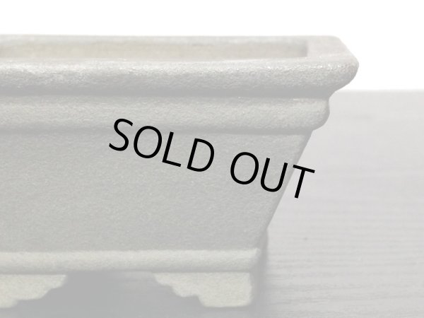 画像4: 常滑鉢 「山秋造印」 黒泥外縁上下帯段足長方鉢 (4)